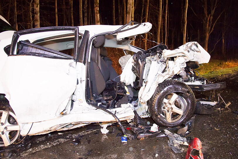 Schlimmer Unfall auf der B2: 3 Tote und ein schwer Verletzter.