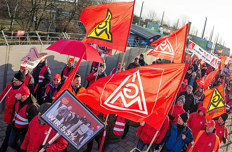 Die IG Metall lehnt das erste Angebot der Arbeitgeber ab und kündigt mit Ende der Friedenspflicht noch in der Nacht zum 29.01.2015 landesweit Aktionen an. (Archivbild)