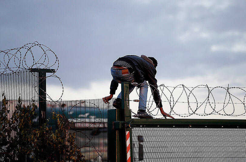 Erneut haben zwischen 100 und 150 Flüchtlinge versucht, durch den Eurotunnel von Frankreich nach Großbritannien zu gelangen. Der britische Premierminister David Cameron bezeichnete die Lage als "sehr besorgniserregend".