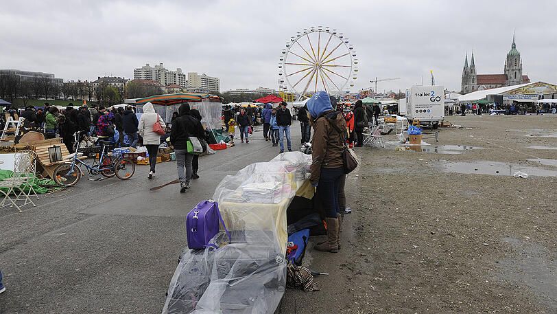 Stöbern und feilschen dürfte auf dem Riesenflohmarkt auf der Theresienwiese am Samstag eine feucht-frische Angelegenheit werden.