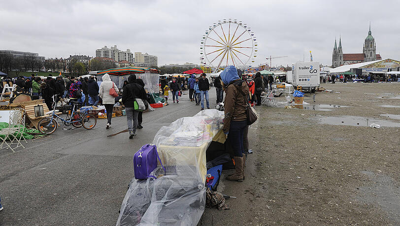 Stöbern und feilschen dürfte auf dem Riesenflohmarkt auf der Theresienwiese am Samstag eine feucht-frische Angelegenheit werden. Stöbern und feilschen dürfte auf dem Riesenflohmarkt auf der Theresienwiese am Samstag eine feucht-frische Angelegenheit werden.
