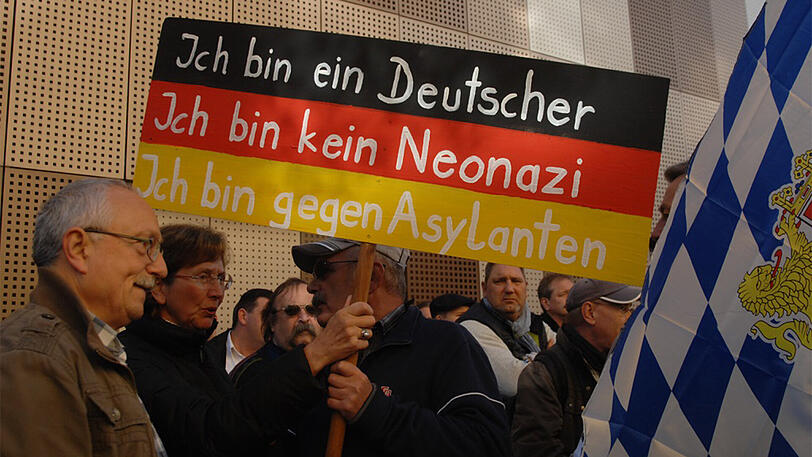 Der Übergang zwischen bürgerlicher Mitte und extremen Rechten ist fließend: Demonstration der &bdquo;Alternative für Deutschland&ldquo; (AfD) gegen die Aufnahme von Geflüchteten in Passau (2015).