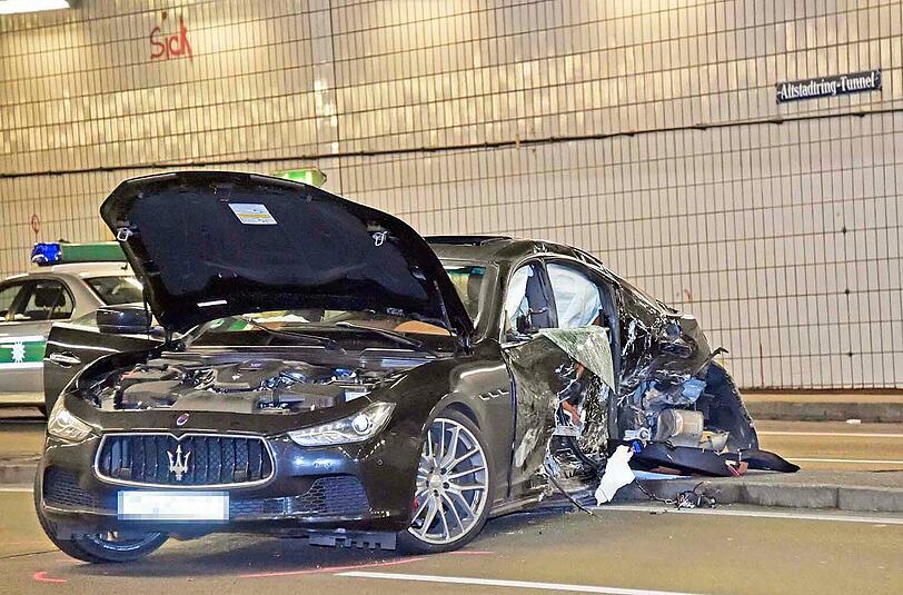 Weitere Bilder von der Unfallstelle im Altstadtringtunnel.