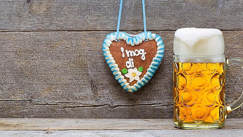 Ein Maßkrug, daneben ein Lebkuchenherz.