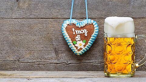 Ein Maßkrug, daneben ein Lebkuchenherz.