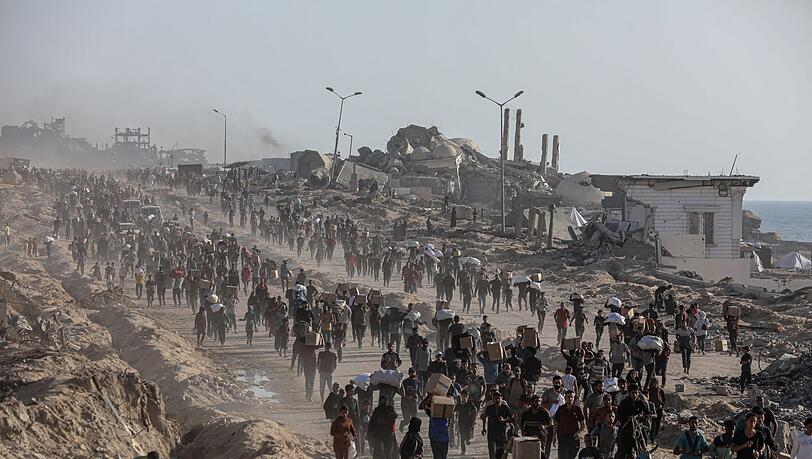 Wer Hilfsgüter im Gazastreifen bekommt, muss teils weite Wege auf sich nehmen. (Archivbild)