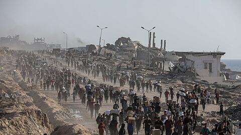 Wer Hilfsgüter im Gazastreifen bekommt, muss teils weite Wege auf sich nehmen. (Archivbild)