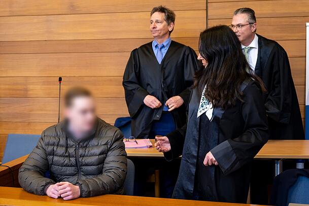 Der Angeklagte war in Traunstein zunächst wegen Mordes zu neun Jahren Jugendstrafe verurteilt worden. (Archivbild) Der Angeklagte war in Traunstein zunächst wegen Mordes zu neun Jahren Jugendstrafe verurteilt worden. (Archivbild)