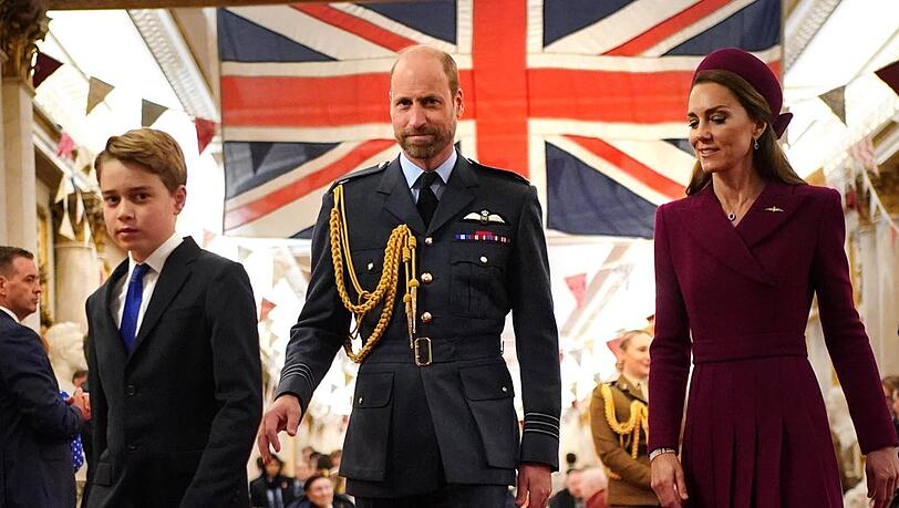 Prinz George (l.) mit Prinz William und Prinzessin Kate. Prinz George (l.) mit Prinz William und Prinzessin Kate.