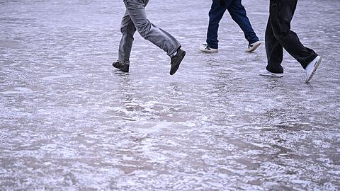 Unsichere Schritte, auch in Richtung Zukunft: Viele Jugendliche blicken pessimistisch in die Welt. (Symbolbild)