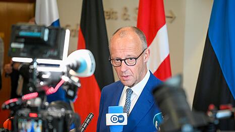 Vor den Fragen der Journalisten wendet sich der Kanzler ab.