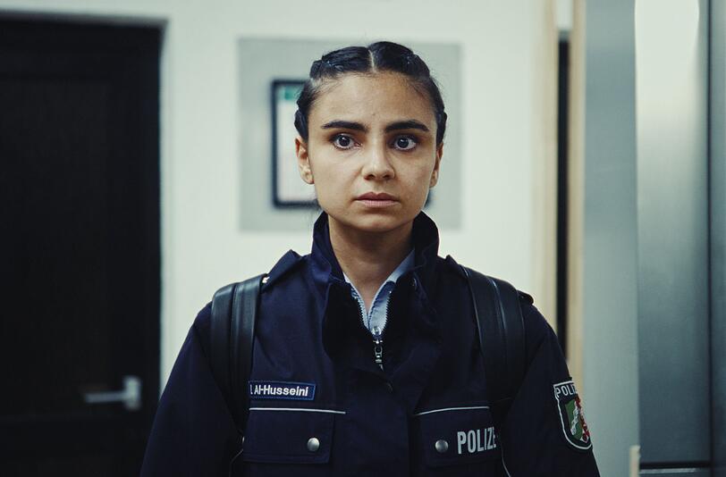 Die junge Polizeibeamtin Isra Al-Husseini (Bayan Layla) stößt als arabische Native Speakerin zum Staatsschutz in NRW. Die junge Polizeibeamtin Isra Al-Husseini (Bayan Layla) stößt als arabische Native Speakerin zum Staatsschutz in NRW.