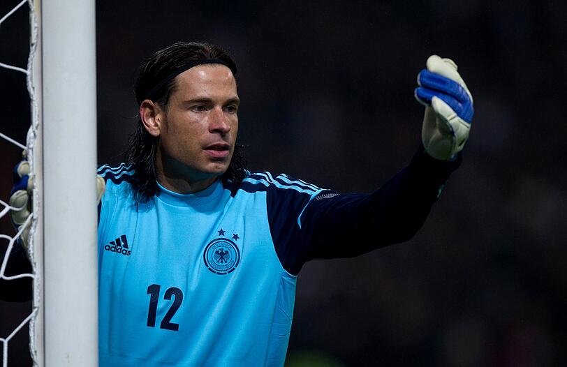 TIM WIESE: NOTE 3. Der Bremer bei seinem Heimspiel gefeiert, mit guten Reflexen. Bei den Gegentoren machtlos, sonst sicher.