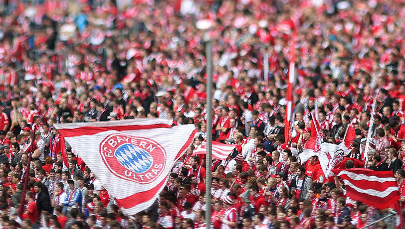 Fans des FC Bayern und des FC Nürnberg haben sich in Nürnberg eine Massenschlägerei geliefert. Es gab Verletzte. Fans des FC Bayern und des FC Nürnberg haben sich in Nürnberg eine Massenschlägerei geliefert. Es gab Verletzte.