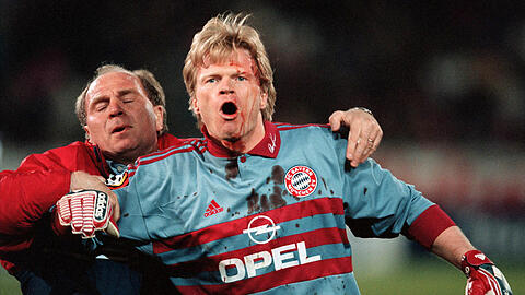 Der blutende Oliver Kahn ist kaum zu halten, nachdem er von einem Golfball getroffen wird, Uli Hoeneß versucht zu beruhigen.