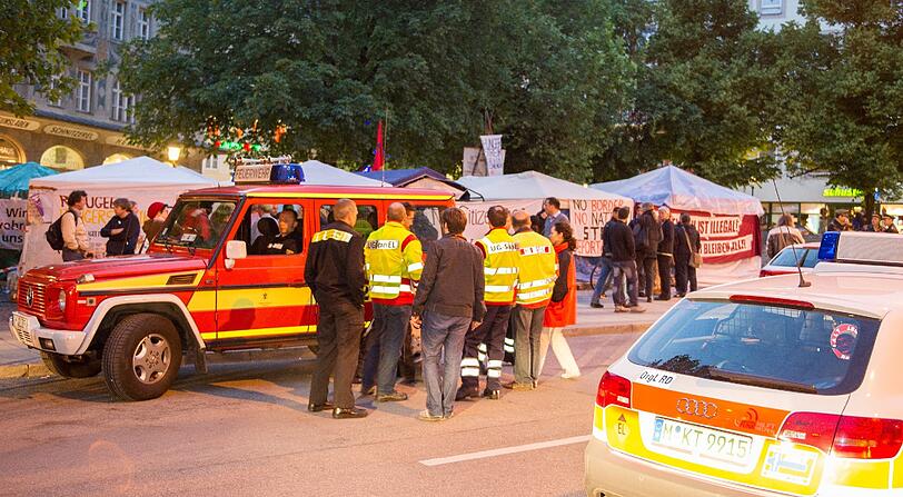 15 Hungerstreikende mussten mittlerweile in Kliniken gebracht werden.
