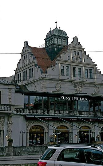 Gabriel von Seidl hat's entworfen, Prinzregent Luitpold legte 1893 den Grundstein und eröffntete es feierlich im Jahr 1900: Das Künstlerhaus am Lenbachplatz.