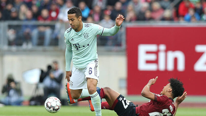 THIAGO, NOTE 4: Ein Rückpass aus der gegnerischen Hälfte zu Ulreich &ndash; macht der Spanier auch selten. Ansonsten eine Spur zu lässig, wenig Kreatives für den Spielaufbau. Sprach immer mal wieder an der Seitenlinie mit Kovac. Nachjustieren.