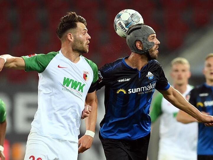 Klaus Gjasula (r) von Paderborn und Edward Löwen von Augsburg im Kopfballduell. Foto: Matthias Hangst/Getty Images Europe/Pool/dpa