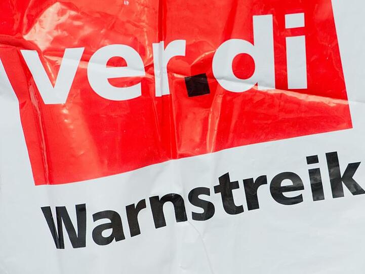 Eine Streikweste mit der Aufschrift "Warnstreik" und dem Logo der Dienstleistungsgewerkschaft Verdi. Foto: Stefan Sauer/dpa-Zentralbild/dpa/Archivbild