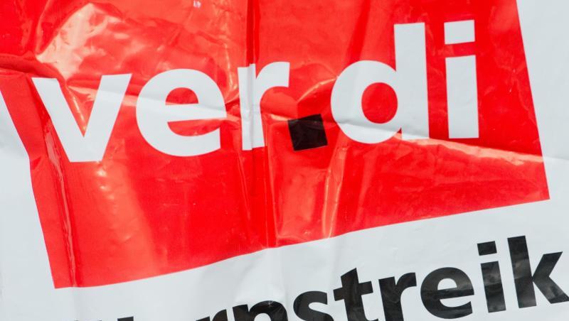 Eine Streikweste mit der Aufschrift "Warnstreik" und dem Logo der Dienstleistungsgewerkschaft Verdi. Foto: Stefan Sauer/dpa-Zentralbild/dpa/Archivbild Eine Streikweste mit der Aufschrift "Warnstreik" und dem Logo der Dienstleistungsgewerkschaft Verdi. Foto: Stefan Sauer/dpa-Zentralbild/dpa/Archivbild