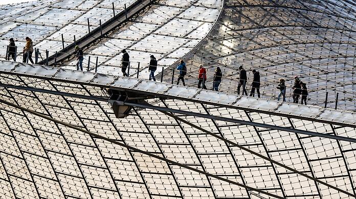 Die Stadt will sehr viel Geld für die Sanierung des Zeltdachs ausgeben.