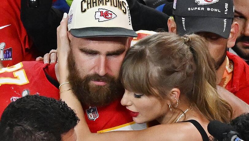Ein Powerpaar, das zusammenhält: Nach dem spannenden Spiel gegen die San Francisco 49ers lief Taylor Swift aufs Football-Feld, um ihren Travis Kelce zu herzen und zu küssen.