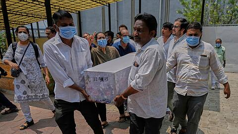 Bei der Katastrophe in Ahmedabad im Bundesstaat Gujarat kamen nach übereinstimmenden Medienberichten mindestens 270 Menschen im Flugzeug und am Boden ums Leben.