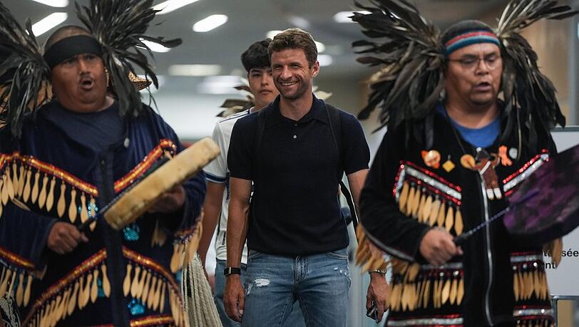 Der neue Spieler der Vancouver Whitecaps, Thomas Müller, mit Mitgliedern der Musqueam First Nation am Vancouver International Airport.