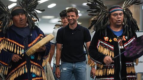 Der neue Spieler der Vancouver Whitecaps, Thomas Müller, mit Mitgliedern der Musqueam First Nation am Vancouver International Airport.