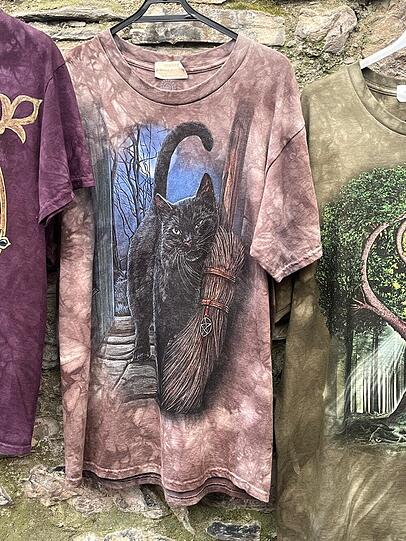 Souvenirs wie diese will man in Triora an die Touristen bringen. Souvenirs wie diese will man in Triora an die Touristen bringen.