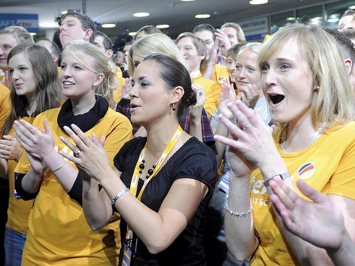 Anhänger der CDU applaudieren - so richitg nach Bekanntgabe des FDP-Ergebnisses.
