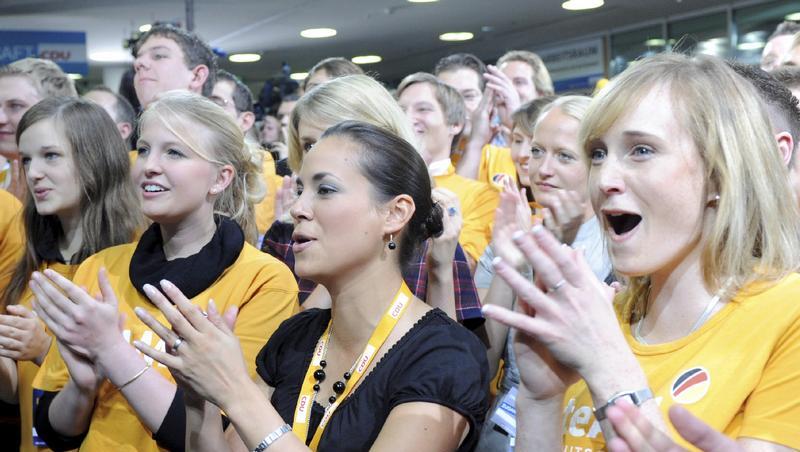 Anhänger der CDU applaudieren - so richitg nach Bekanntgabe des FDP-Ergebnisses. Anhänger der CDU applaudieren - so richitg nach Bekanntgabe des FDP-Ergebnisses.