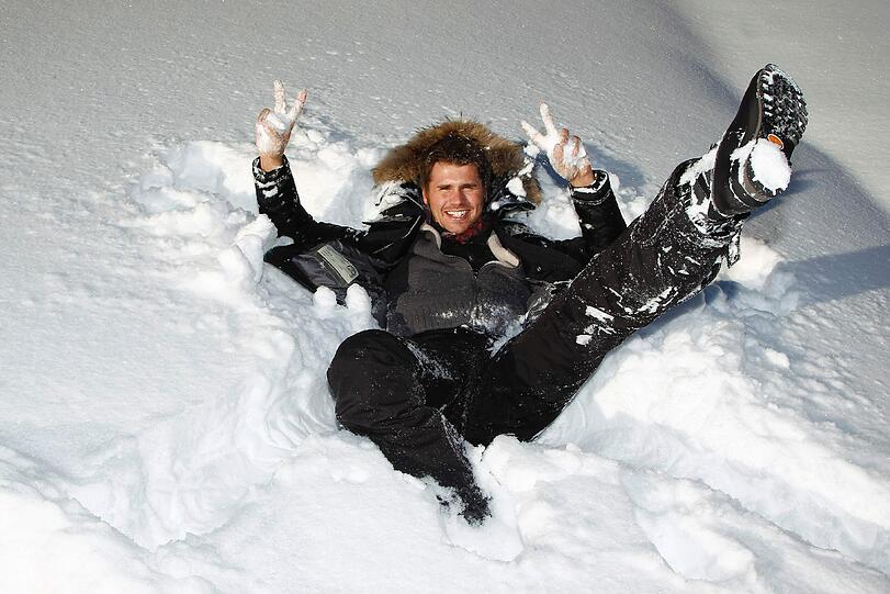 Schnee-Action pur beim 4. Tirol Cross Mountain in Kühtai: Schauspieler Thore Schölermann lässt sich fotogen in den Schnee fallen.