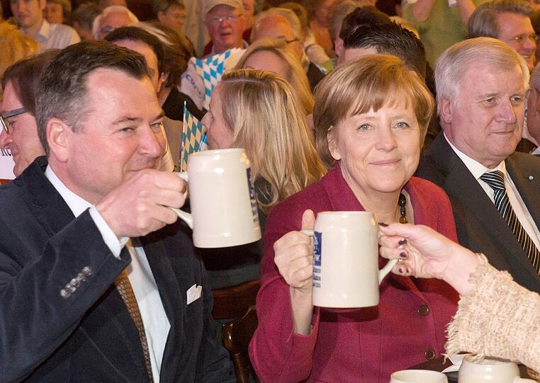 Josef Schmid und Angela Merkel stoßen auf den Endspurt im Münchner OB-Wahlkampf an.