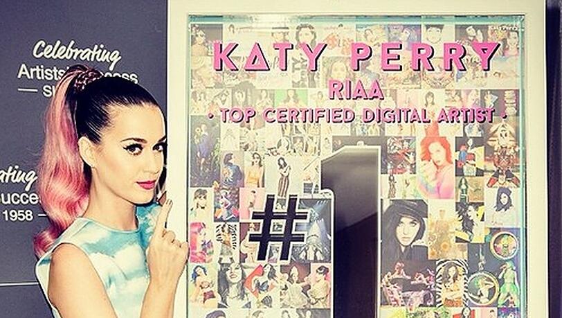 Katy Perry freut sich über ihre Auszeichnung Katy Perry freut sich über ihre Auszeichnung