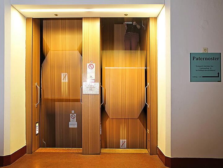 Ein Paternoster-Aufzug im Rathaus in Leipzig. In München regt sich Widerstand gegen das bundesweit verhängte Paternoster-Fahrverbot. Eine neue Bundesverordnung, die am 1. Juni in Kraft treten soll, erlaubt nur noch befugtem Personal das Betreten der alten Aufzüge mit Nostalgie-Faktor.