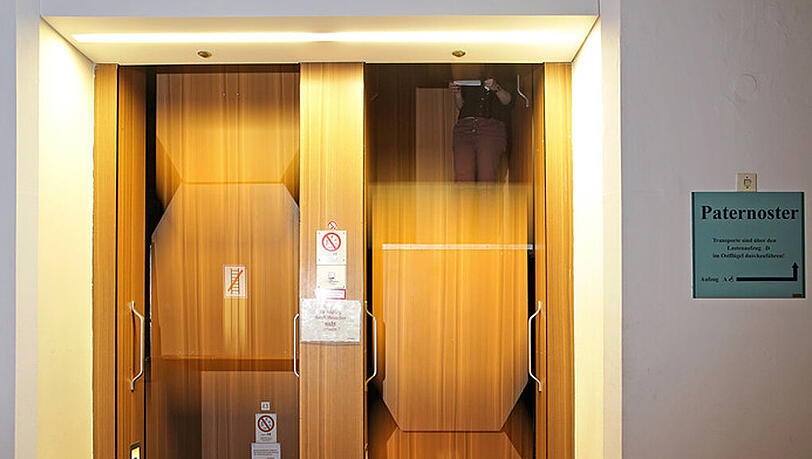 Ein Paternoster-Aufzug im Rathaus in Leipzig. In München regt sich Widerstand gegen das bundesweit verhängte Paternoster-Fahrverbot. Eine neue Bundesverordnung, die am 1. Juni in Kraft treten soll, erlaubt nur noch befugtem Personal das Betreten der alten Aufzüge mit Nostalgie-Faktor. Ein Paternoster-Aufzug im Rathaus in Leipzig. In München regt sich Widerstand gegen das bundesweit verhängte Paternoster-Fahrverbot. Eine neue Bundesverordnung, die am 1. Juni in Kraft treten soll, erlaubt nur noch befugtem Personal das Betreten der alten Aufzüge mit Nostalgie-Faktor.