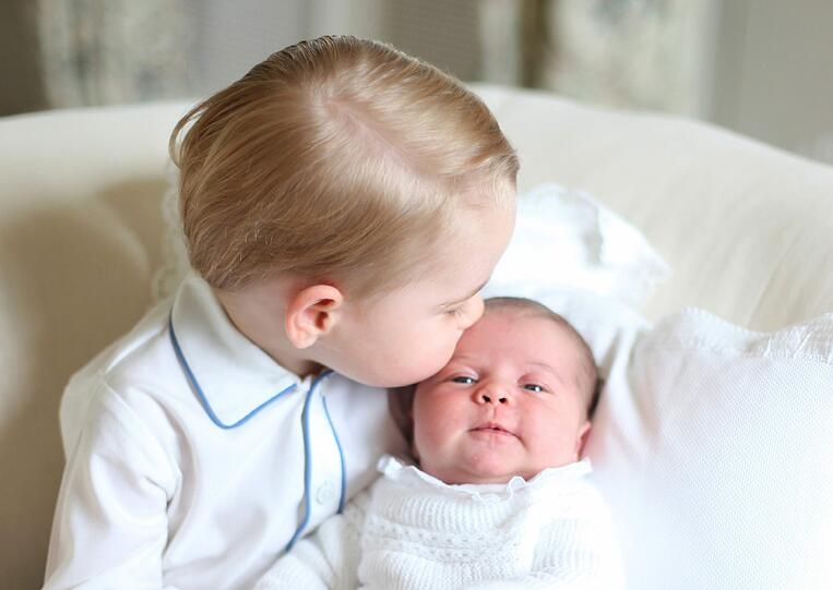 Die kleine Prinzessin Charlotte in den Armen ihres großen Bruders George