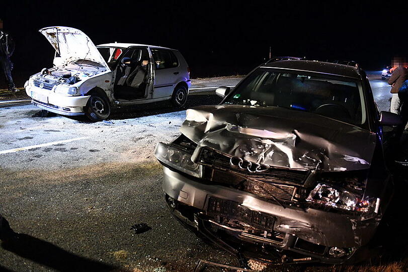 Beim Unfall in Grabenstätt erlitten drei Personen Verletzungen. Die Bilder von der Landstraße.