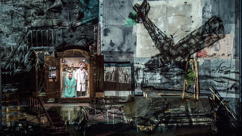 William Kentridge findet als Regisseur einen zwingenden Zugang zu Alban Bergs "Wozzeck", indem er ihn künstlerisch mit der Entstehungszeit im Ersten Weltkrieg verbindet.
