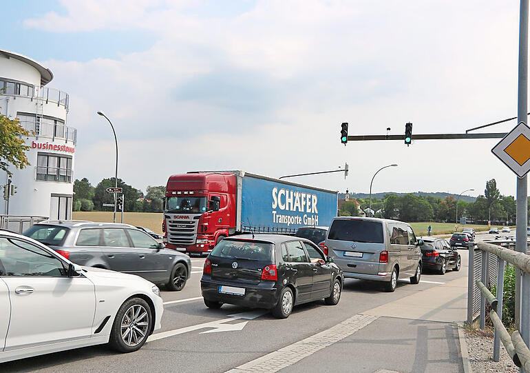 Wer an der Kreuzung Konrad-Adenauer-Straße/Alte Regensburger Straße rechts abbiegt, hat schon verloren.