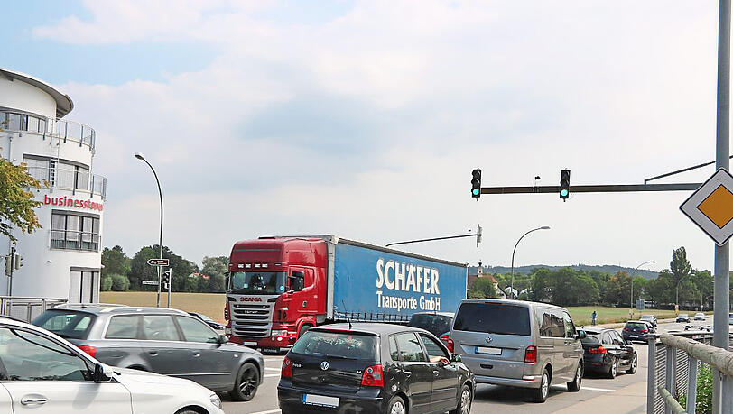 Wer an der Kreuzung Konrad-Adenauer-Straße/Alte Regensburger Straße rechts abbiegt, hat schon verloren. Wer an der Kreuzung Konrad-Adenauer-Straße/Alte Regensburger Straße rechts abbiegt, hat schon verloren.