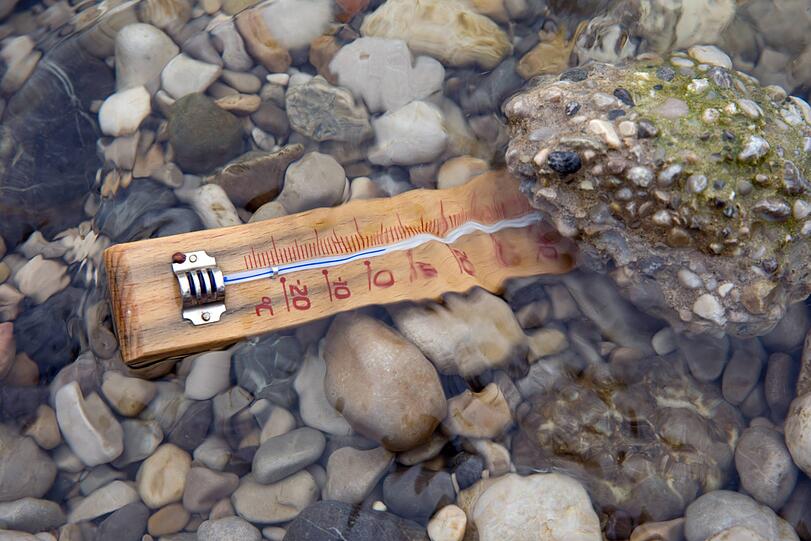 Ein Thermometer zeigt die Wassertemperatur der Isar an.