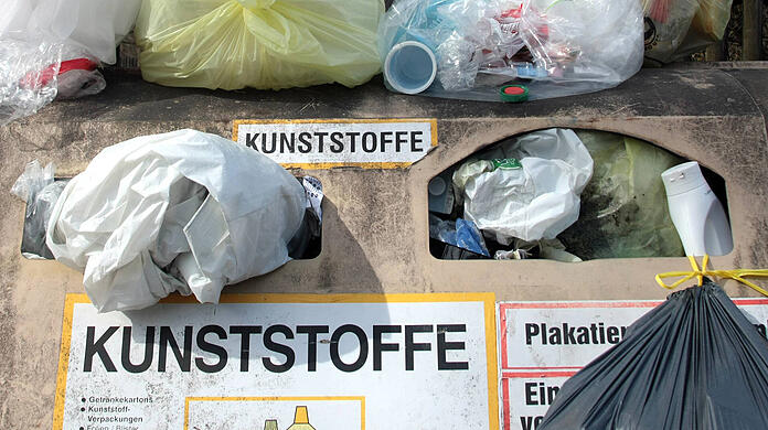 Beinarbeit: In München gibt es keine gelben Säcke oder Tonnen. Deswegen müssen umweltbewusste Mülltrenner ihren Kunststoff an die nächste Wertstoffinsel tragen.