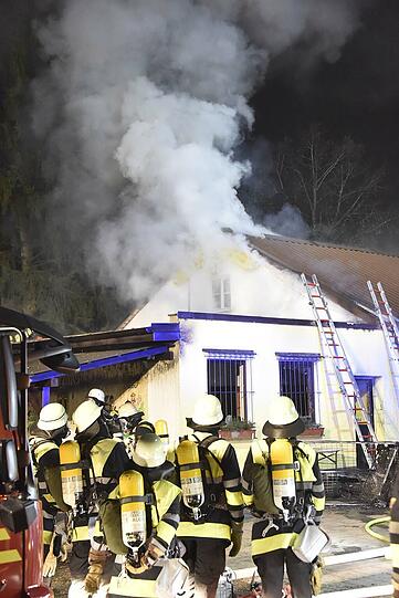 Während der Weihnachtsfeier des FC Teutonia München brach im Vereinsheim Feuer aus. Die Bilder.