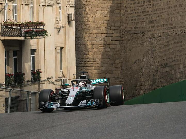 Beim Rennen in Baku geht es auch durch die Altstadt: Lewis Hamilton in seinem Mercedes.