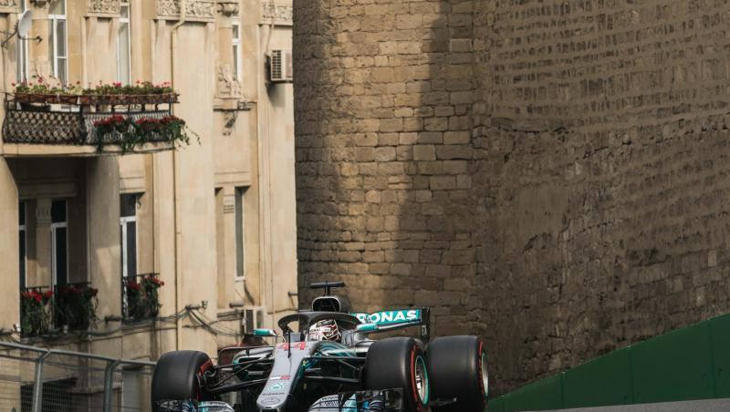 Beim Rennen in Baku geht es auch durch die Altstadt: Lewis Hamilton in seinem Mercedes. Beim Rennen in Baku geht es auch durch die Altstadt: Lewis Hamilton in seinem Mercedes.