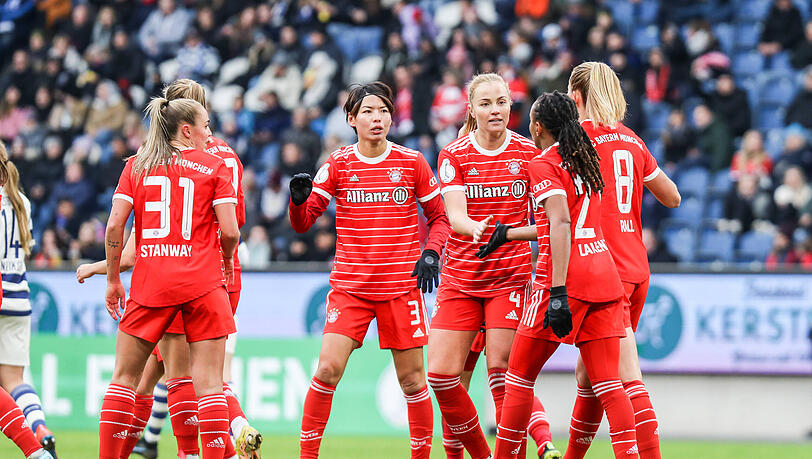 Die Bayern-Frauen bejubeln ihren 7:0-Sieg beim MSV Duisburg.