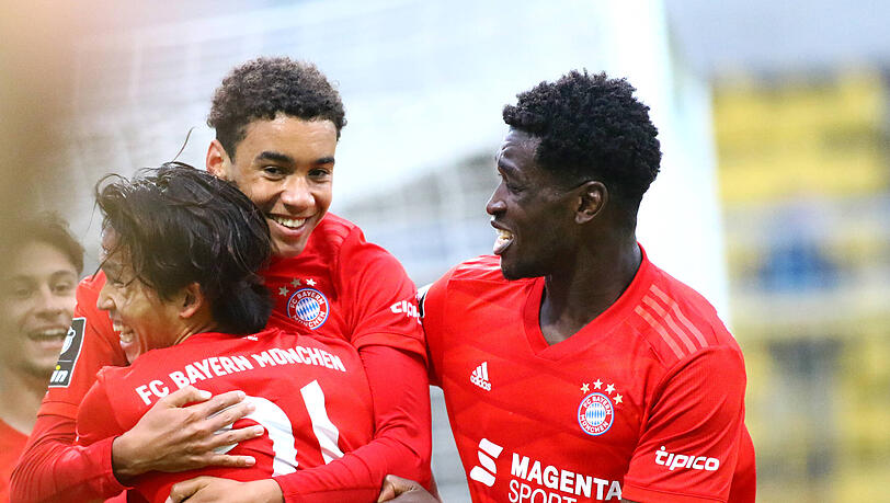Der Beginn einer großen Karriere: Jamal Musiala (l.) feiert sein erstes Profitor zusammen mit Kwasi "Otschi" Wriedt (r.) und dem jetzigen Stuttgarter Woo-Yeong Jeong (m.) Der Beginn einer großen Karriere: Jamal Musiala (l.) feiert sein erstes Profitor zusammen mit Kwasi "Otschi" Wriedt (r.) und dem jetzigen Stuttgarter Woo-Yeong Jeong (m.)